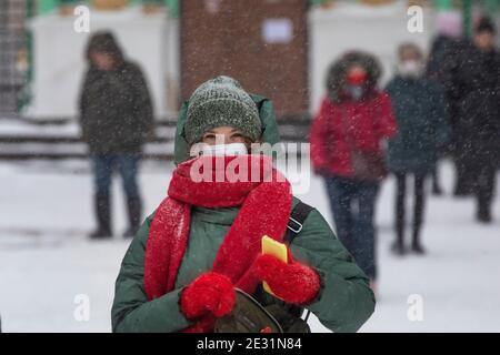 Moscou, Russie. 16 janvier, 2021 personnes marchent sur la place Manezhnaya pendant la chute de température à -15°C (5°F) et la chute de neige à Moscou, Russie Banque D'Images