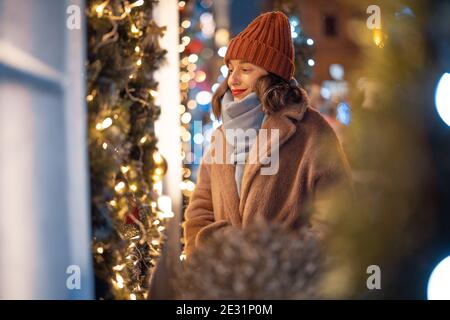 Femme regardant la vitrine dans le marché de Noël Banque D'Images