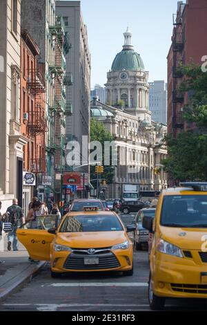 New York taxi Cab et l'ancienne ville de New York Quartier général de la police, 240, rue Centre Banque D'Images