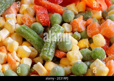 Assortiment de légumes mélangés colorés surgelés, gros plan Banque D'Images