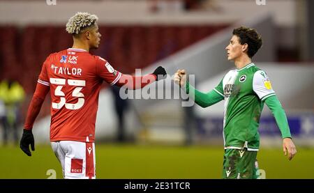 Lyle Taylor (à gauche) de Nottingham Forest et Dan McNamara, de Millwall, bump Fists à la fin du match du championnat Sky Bet au City Ground, à Nottingham. Banque D'Images