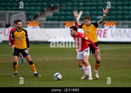 Newport, Royaume-Uni. 16 janvier 2021. Ian Henderson de Salford City (L) en action contre Scot Bennett de Newport County (R) EFL football League Two Match, Newport County / Salford City à Rodney Parade à Newport, pays de Galles, le samedi 16 janvier 2021. Cette image ne peut être utilisée qu'à des fins éditoriales. Utilisation éditoriale uniquement, licence requise pour une utilisation commerciale. Aucune utilisation dans les Paris, les jeux ou les publications d'un seul club/ligue/joueur. photo de Lewis Mitchell/Andrew Orchard sports Photography/Alamy Live News crédit: Andrew Orchard sports Photography/Alamy Live News Banque D'Images