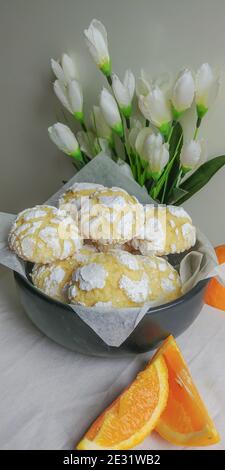 Petits gâteaux faits maison à l'orange avec glaçage au sucre en poudre Banque D'Images