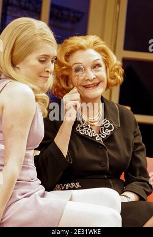 l-r: Madeleine Worrall (Shirley), Sheila Hancock (maman) à l'ANNIVERSAIRE par Bill MacIlwraith au Garrick Theatre, Londres WC2 27/01/2005 un Liverpool Everyman conception de production: Robin Don éclairage: David W Kidd réalisateur: Denis Lawson Banque D'Images
