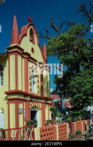 14-05-2009 Église Sainte CROIX peinte de couleurs vives construite en 1831 à une station de montagne, Mahabaleshwar, district de Satara Maharashtra, Inde Banque D'Images