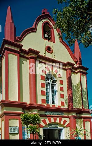 14-05-2009 Église Sainte CROIX peinte de couleurs vives construite en 1831 à une station de colline, Mahabaleshwar, district de Satara Maharashtra, Inde Banque D'Images