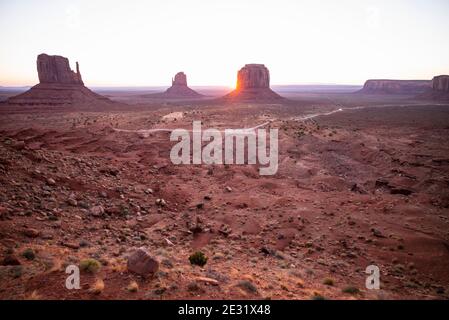 Les célèbres formations rocheuses de West Mitten, East Mitten et Merrick Butte au lever du soleil dans le parc tribal de Monument Valley Navajo, Arizona et Utah, États-Unis Banque D'Images