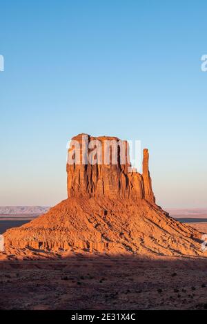 La formation rocheuse de West Mitten au coucher du soleil dans le parc tribal de Monument Valley Navajo qui chevauche la ligne d'État de l'Arizona et de l'Utah, États-Unis Banque D'Images