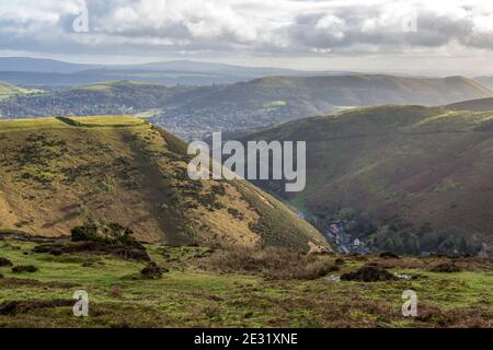 Bodbury Ring Iron Age Hill fort on the long Mynd, Shropshire, Angleterre. La ville de Church Stretton derrière. Carding Mill Valley en dessous à droite. Banque D'Images