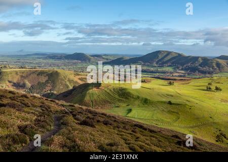 Vue depuis le long Mynd, Shropshire, Angleterre, vers Caer Caradoc, le Lawley, avec le Wrekin au loin. Banque D'Images