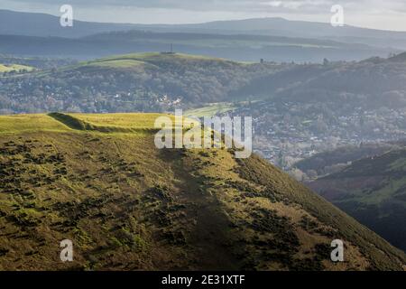 Bodbury Ring Iron Age Hill fort on the long Mynd, Shropshire, Angleterre. La ville de Church Stretton derrière. Carding Mill Valley en dessous à droite. Banque D'Images