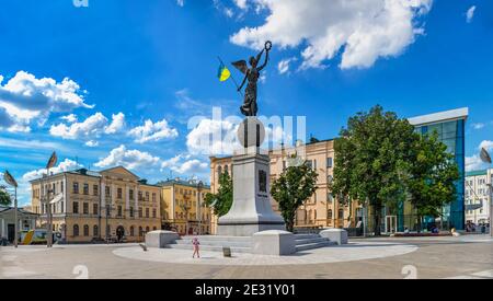 Kharkiv, Ukraine 07.17.2020. Monument de l'indépendance sur la place de la Constitution à Kharkiv, en Ukraine, par une belle journée d'été Banque D'Images