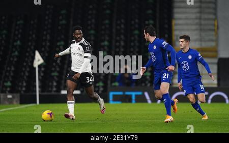 Ola Aina de Fulham (à gauche) en action avec Ben Chilwell de Chelsea (au centre) et Christian Pulisic lors du match de la première ligue à Craven Cottage, Londres. Banque D'Images