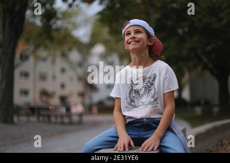 Portrait en gros plan d'une fille souriante. Banque D'Images