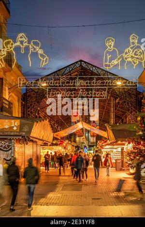 Marché alimentaire de la Boqueria entrée ornée de décorations de Noël, Barcelone, Catalogne, Espagne Banque D'Images