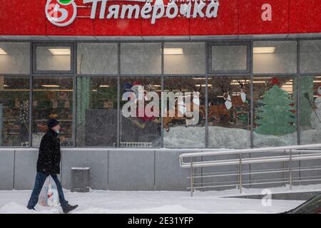 Moscou, Russie. 16 janvier, 2021 vue de la boutique d'alimentation de Pyaterochka de X5 Retail Group à Moscou pendant les vacances du nouvel an, Russie Banque D'Images