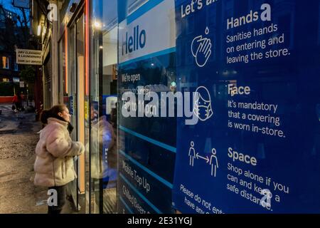 Londres, Royaume-Uni. 16 janvier 2021. Le nouveau système de feux de circulation et la politique de masque obligatoire de Tesco dans le programme national de verrouillage 3. Cela remplace les restrictions Tier 4 et l'instruction du gouvernement est que tout le monde reste chez lui pour éviter la pression sur le NHS. Crédit : Guy Bell/Alay Live News Banque D'Images