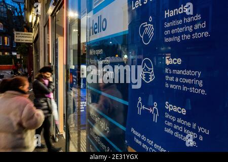 Londres, Royaume-Uni. 16 janvier 2021. Le nouveau système de feux de circulation et la politique de masque obligatoire de Tesco dans le programme national de verrouillage 3. Cela remplace les restrictions Tier 4 et l'instruction du gouvernement est que tout le monde reste chez lui pour éviter la pression sur le NHS. Crédit : Guy Bell/Alay Live News Banque D'Images