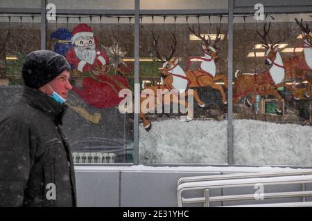 Moscou, Russie. 16 janvier 2021 UN dessin avec le Père Frost (Père Noël russe) sur les fenêtres de la boutique de nourriture de Pyaterochka du groupe X5 Retail à Moscou pendant les vacances du nouvel an, Russie Banque D'Images