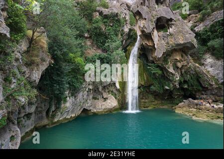 Vue sur la source de la rivière Borosa dans le Parc naturel des Sierras de Cazorla, Segura et las Villas, Andalousie, Espagne. Route par temps ensoleillé Banque D'Images