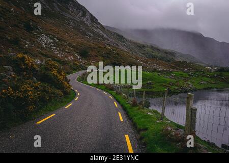 Chemin de bobinage à travers le Gap de Dunloe dans le comté de Kerry Irlande Banque D'Images