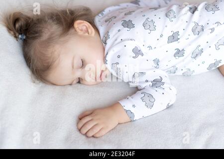 Enfance, soins, maternité, santé, médecine, pédiatrie concepts - Close up peu de paix calme todler préscolaire fille dort repos prendre la sieste profonde Banque D'Images