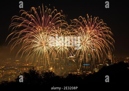 Feux d'artifice au-dessus de Pittsburgh le jour de l'indépendance, Pennsylvanie, États-Unis Banque D'Images