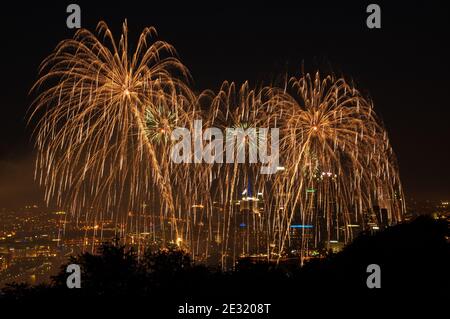 Feux d'artifice au-dessus de Pittsburgh le jour de l'indépendance, Pennsylvanie, États-Unis Banque D'Images