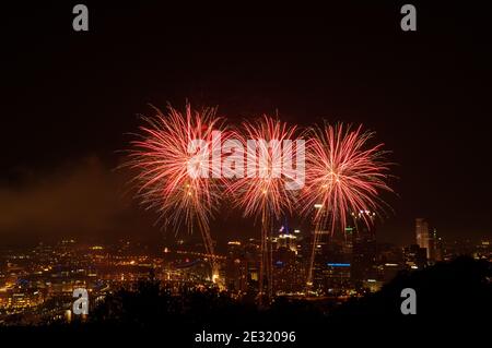 Feux d'artifice au-dessus de Pittsburgh le jour de l'indépendance, Pennsylvanie, États-Unis Banque D'Images