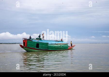 Un bateau à moteur transporte des marchandises sur la rivière meghna, au Bangladesh. Banque D'Images