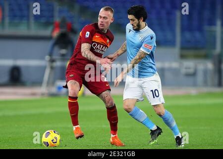 Rick Karsdorp de Roma (L) vies pour le ballon avec Luis Alberto du Latium pendant le championnat italien Serie UN match de football entre SS Lazio et AS Roma le 15 janvier 2021 au Stadio Olimpico à Rome, Italie - photo Federico Proietti / DPPI / LiveMedia Banque D'Images