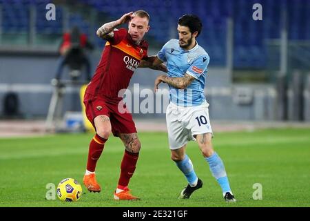 Rick Karsdorp de Roma (L) vies pour le ballon avec Luis Alberto du Latium pendant le championnat italien Serie UN match de football entre SS Lazio et AS Roma le 15 janvier 2021 au Stadio Olimpico à Rome, Italie - photo Federico Proietti / DPPI / LiveMedia Banque D'Images