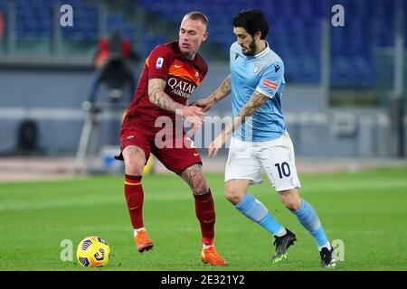 Rick Karsdorp de Roma (L) vies pour le ballon avec Luis Alberto du Latium pendant le championnat italien Serie A Tapis de football / LM Banque D'Images