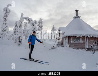 Skieur dans un paysage enneigé de la Laponie finlandaise Banque D'Images