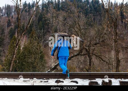 un homme porte un aigle Banque D'Images