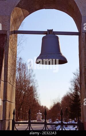 Grande cloche à l'entrée du cimetière de Seraphimov. Saint-Pétersbourg, Russie Banque D'Images