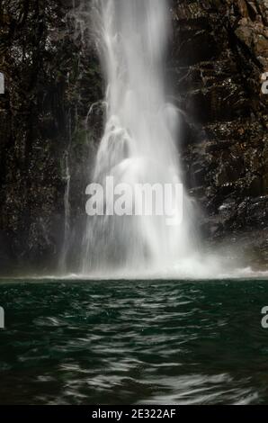 La partie inférieure de la cascade de Vazra Sakla éclabousse sur des rochers dans une piscine à Virdi, Karnataka, Inde Banque D'Images