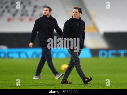 Scott Parker, directeur de Fulham (à droite), et Frank Lampard, directeur de Chelsea, à mi-temps, lors du match de la Premier League à Craven Cottage, à Londres. Banque D'Images