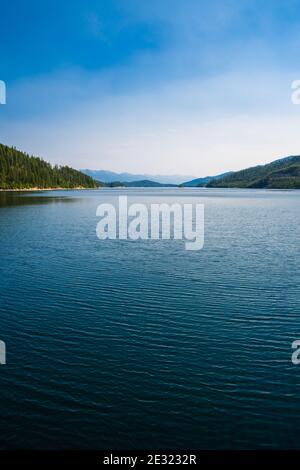 Vue sur Hungry Horse Reservoir depuis le barrage Banque D'Images