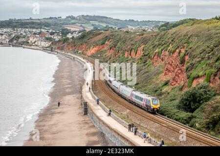 Jupes Super Voyager de classe 221 de Cross Country le long de la paroi de la mer à Dawlish, Devon Banque D'Images