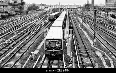 Berlin, Allemagne. 26 janvier 2020. Un S-Bahn de la ligne S9 Schönefeld passe un train de la ligne S3 Friedrichshagen près de la gare Ostkreuz. Credit: Soeren Stache/dpa-Zentralbild/ZB/dpa/Alay Live News Banque D'Images