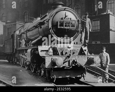 Locomotive à vapeur du roi Edward V fier conducteur de travailleurs de chemin de fer et Pompier sur la locomotive du Roi Edward V en 1962 Banque D'Images
