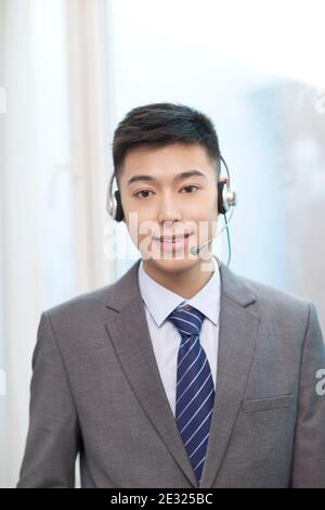 Portrait d'un jeune homme d'affaires portant un casque photo de haute qualité Banque D'Images