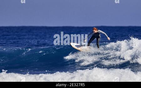 Belle jeune femme apprend à se tenir sur une planche de surf. École de surf. Sports nautiques, océan Atlantique République dominicaine. 29.12.2016. Banque D'Images