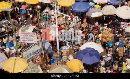 Makola marché de rue bondé au-dessus du Ghana Afrique. Centre-ville historique occupé et congestionné, Accra. Lieu historique d'achat et de vente de produits, pauvreté. Banque D'Images