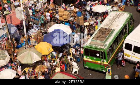 Makola marché de rue bondé au-dessus du Ghana Afrique. Centre-ville historique occupé et congestionné, Accra. Lieu historique d'achat et de vente de produits, pauvreté. Banque D'Images