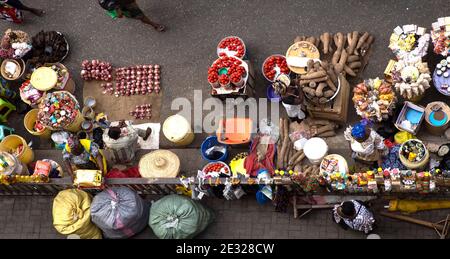 Makola marché de rue bondé au-dessus du Ghana Afrique. Centre-ville historique occupé et congestionné, Accra. Lieu historique d'achat et de vente de produits, pauvreté. Banque D'Images