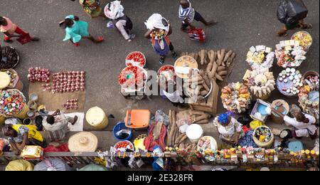 Makola marché de rue bondé au-dessus du Ghana Afrique. Centre-ville historique occupé et congestionné, Accra. Lieu historique d'achat et de vente de produits, pauvreté. Banque D'Images