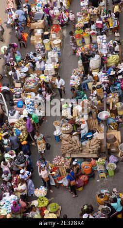 Makola marché de rue bondé au-dessus du Ghana Afrique. Centre-ville historique occupé et congestionné, Accra. Lieu historique d'achat et de vente de produits, pauvreté. Banque D'Images