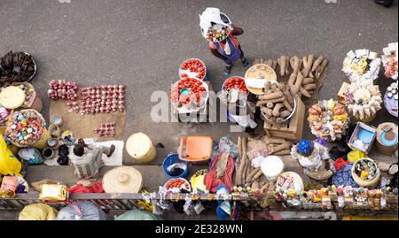 Makola marché de rue bondé au-dessus du Ghana Afrique. Centre-ville historique occupé et congestionné, Accra. Lieu historique d'achat et de vente de produits, pauvreté. Banque D'Images